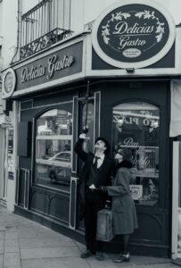 Un Sábado de Cine y Elegancia en Puertollano: El Swing se Apodera del Mercado y Charles Chaplin Encanta a los Espectadores