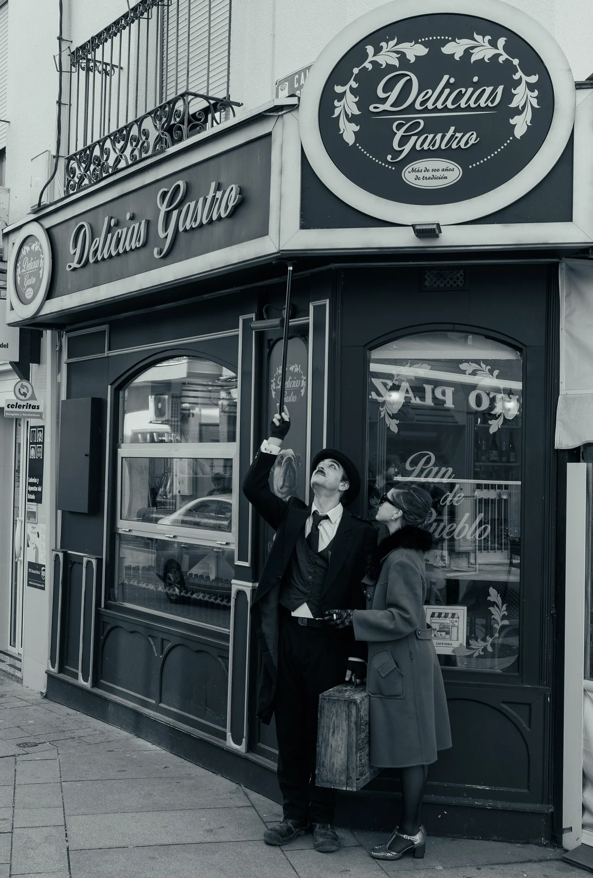 Un Sábado de Cine y Elegancia en Puertollano: El Swing se Apodera del Mercado y Charles Chaplin Encanta a los Espectadores