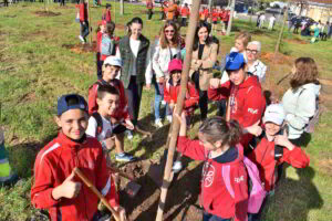Escolares Participan en Reforestación Urbana con el Proyecto ‘Un Nacimiento, Un Árbol’ en Malagón