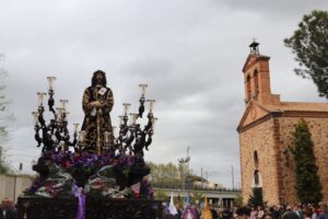 La venerada imagen del Cristo de Medinaceli recorre Puertollano en una emotiva procesión