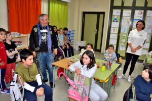 Raúl Menasalvas desvela a estudiantes del Gonzalo de Berceo los secretos y la importancia histórica del mercado
