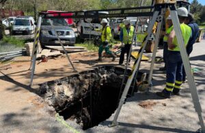 Rehabilitación Urgente: Aguas de Puertollano Aborda la Reparación de la Red de Saneamiento en Calle Asdrúbal Tras Avería Significativa