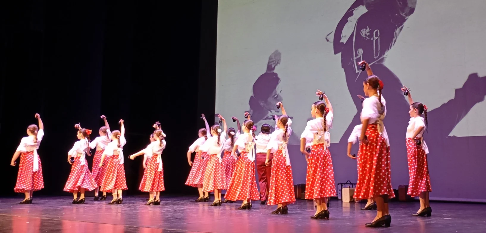 Mil escolares disfrutan de una jornada encantadora en el Auditorio de Puertollano durante una gala del Conservatorio de Danza