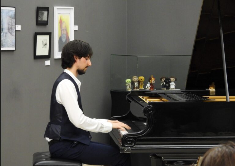 Pascual Encarnación Hechiza al Museo Cristina García Rodero con un Recital de ‘Goyescas’ Entre Arte y Melodía