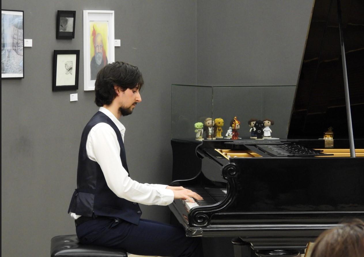 Pascual Encarnación Hechiza al Museo Cristina García Rodero con un Recital de ‘Goyescas’ Entre Arte y Melodía