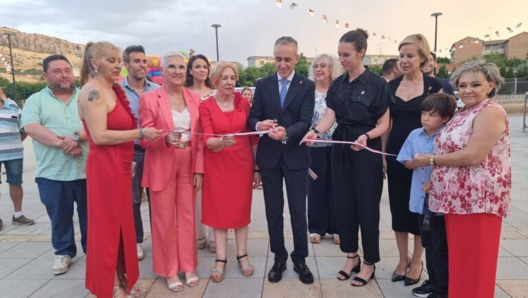 Festividades de San Juan Engalanan la Barriada Fraternidad en una Celebración de Hermandad y Alegría