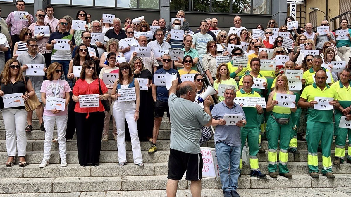 Funcionarios municipales de Puertollano se concentran contra CCOO en demanda de RPT, con la presencia del alcalde en la protesta