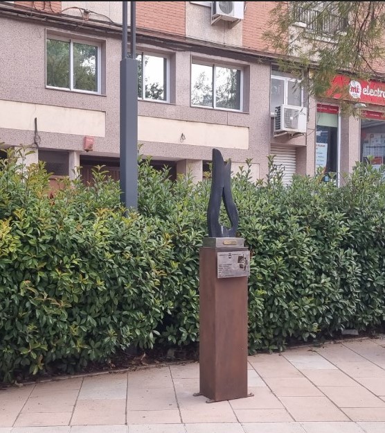 La Plaza de Pouzauges de Puertollano luce renovada con la escultura reubicada en conmemoración del hermanamiento con el cantón francés