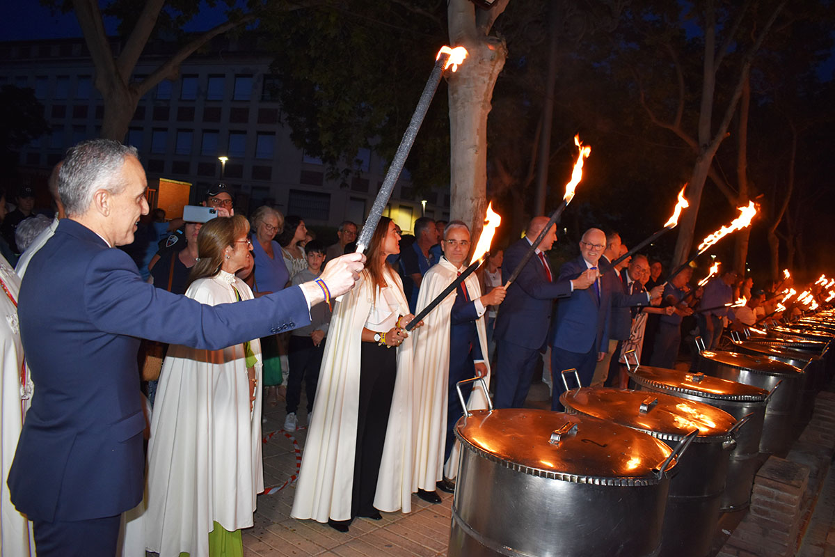 La Tradicional Ceremonia del Santo Voto de Puertollano Se Renueva con el Encendido de Ollas