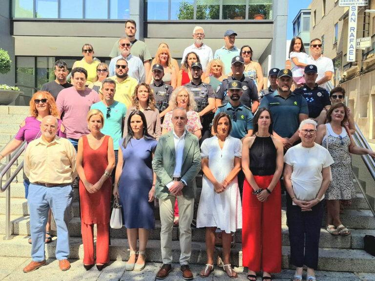 Unidos en condena: Corporación Municipal y vecinos de Cifuentes se concentran contra el asesinato machista