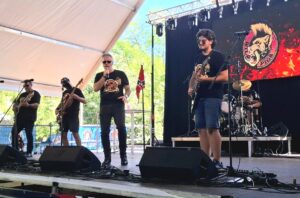 Los ‘Wild Pigs’ Encienden el Tardeo con Riffs de Guitarra en la Celebración Cervecera