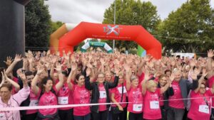 Cerca de 2.500 personas conforman una marea rosa en Ciudad Real para visibilizar el cáncer de mama