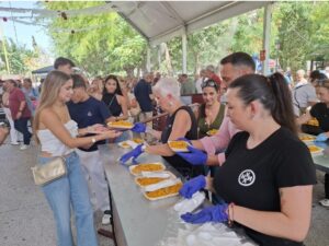 La fiesta arranca con ritmo y delicias: Paella y vermú inauguran el primer baile festivo