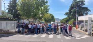 Trabajadores de Eserman bloquean la entrada de Repsol Química en Puertollano tras el anuncio de reconversión logística