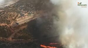 Tres medios aéreos y quince terrestres colaboran en la extinción de un incendio en Puertollano