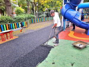 Renovación del Parque Infantil del Paseo de San Gregorio: Instalación de Caucho Nuevo en Dos Semanas