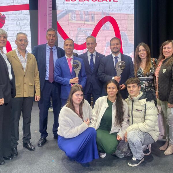 Alcalde de Puertollano celebra el talento educativo local en la Gala Regional del Día de la Enseñanza en Consuegra