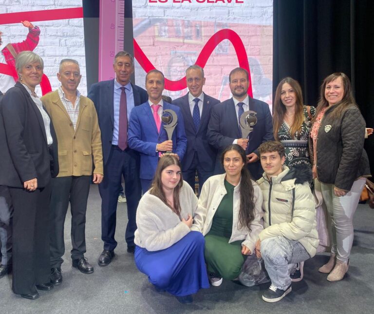 Alcalde de Puertollano celebra el talento educativo local en la Gala Regional del Día de la Enseñanza en Consuegra