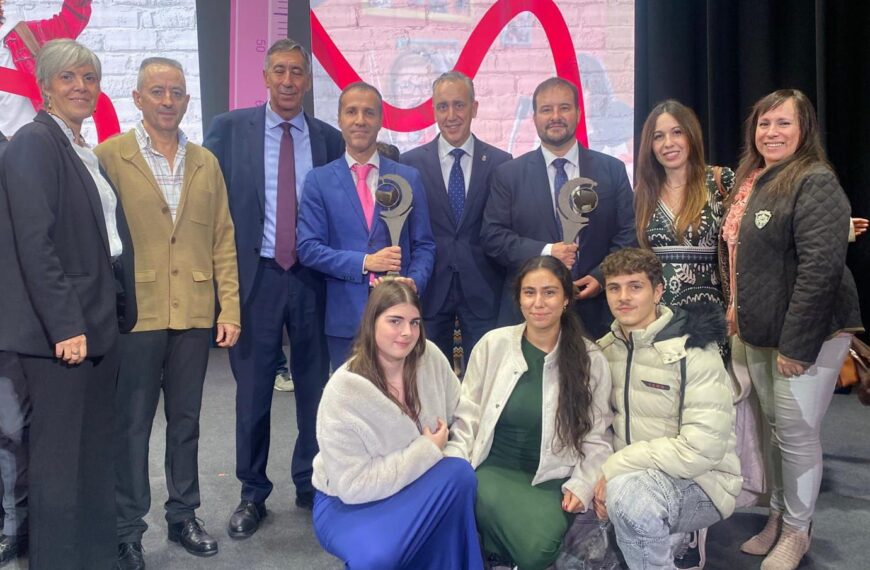 Alcalde de Puertollano celebra el talento educativo local en la Gala Regional del Día de la Enseñanza en Consuegra