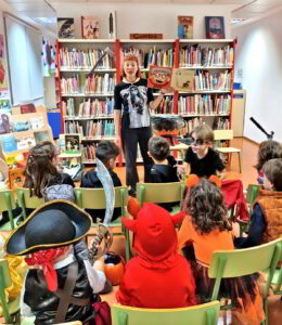 Encuentros Espeluznantes: Los Relatos de Ana Torres en la Noche de Brujas de la Biblioteca Infantil