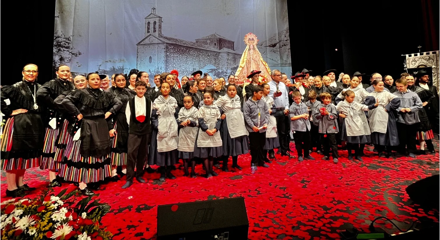 Festival de Folklore ‘Homenaje al Minero’ celebra su 28ª edición con un espectáculo vibrante y lleno de brillo