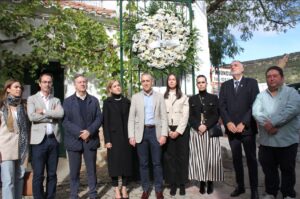 Homenaje Restringido: Prohibición de Rosas Blancas en la Puerta del Cementerio Según el Ayuntamiento