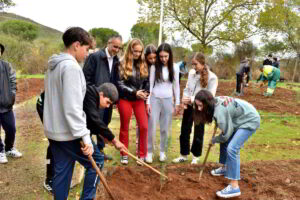 La Dehesa Boyal renace gracias a la iniciativa verde de estudiantes de Salesianos con la siembra de 80 pinos