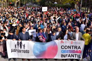 Mil Escolares Superan con Éxito la Caminata de Concientización sobre la Obesidad Infantil
