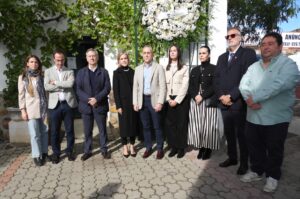 Rosas blancas en Puertollano: Un homenaje floral en la entrada del cementerio para los difuntos no visitados