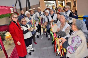 El Mercado Municipal vibra con la alegría navideña de los villancicos del Centro de Mayores ‘Margarita Salas’ y del colegio María Inmaculada