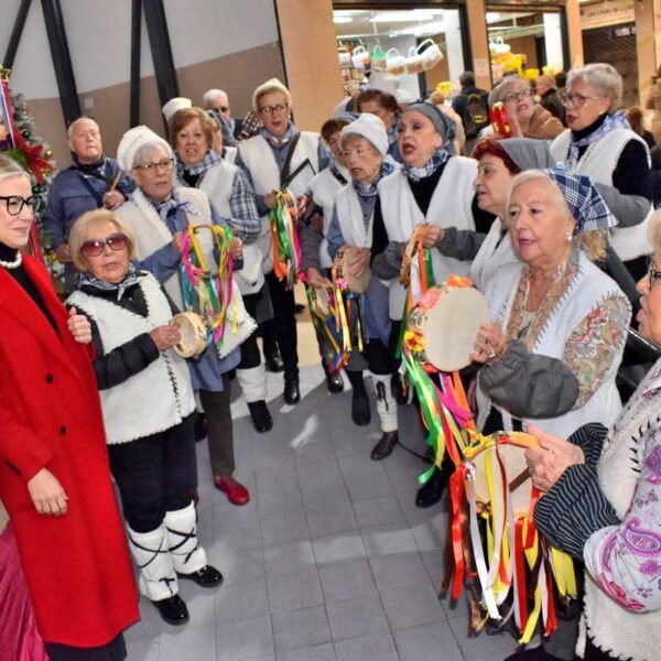El Mercado Municipal vibra con la alegría navideña de los villancicos del Centro de Mayores ‘Margarita Salas’ y del colegio María Inmaculada