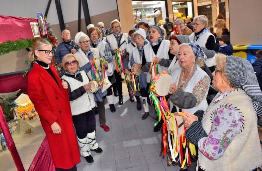 El Mercado Municipal vibra con la alegría navideña de los villancicos del Centro de Mayores ‘Margarita Salas’ y del colegio María Inmaculada