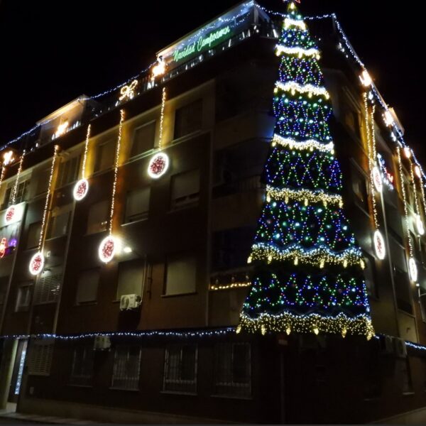Campoamor 10 brilla con magia: La comunidad sorprende de nuevo con su deslumbrante decoración navideña