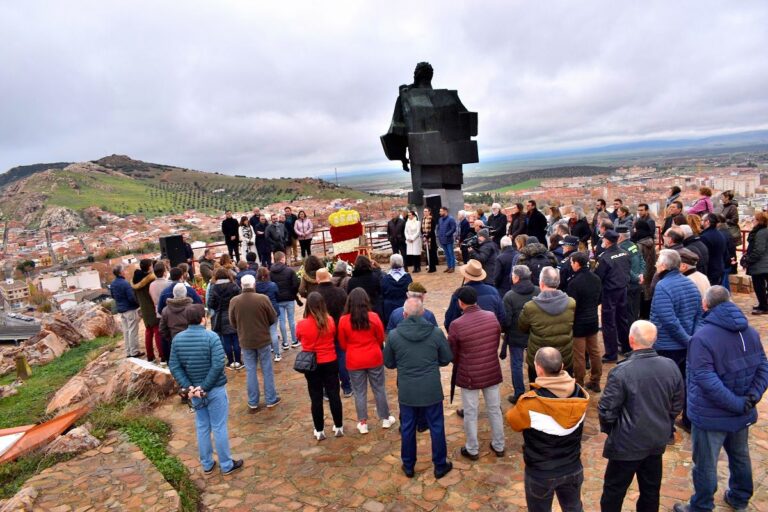 Ceremonia de Tributo en Puertollano: Ofrenda Floral en el Cerro de Santa Ana en Honor a los Mineros