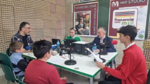 Diálogo abierto: El alcalde atiende las inquietudes de los estudiantes del Colegio María Inmaculada