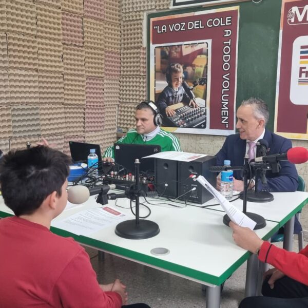 Diálogo abierto: El alcalde atiende las inquietudes de los estudiantes del Colegio María Inmaculada