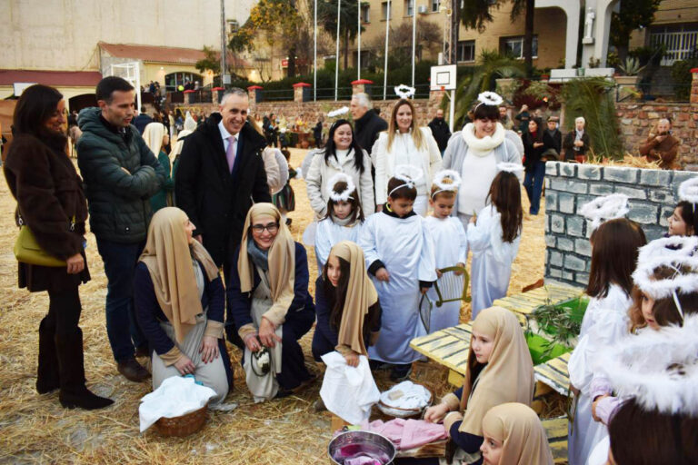 El colegio Salesiano se transforma en escenario bíblico con la participación de 300 escolares en un emotivo belén viviente