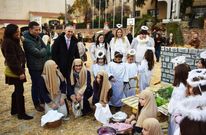 El colegio Salesiano se transforma en escenario bíblico con la participación de 300 escolares en un emotivo belén viviente