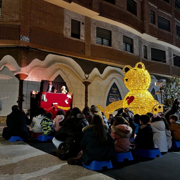 El encanto de los títeres conquista la Navidad: Un triunfo teatral para el público infantil