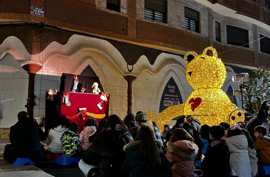 El encanto de los títeres conquista la Navidad: Un triunfo teatral para el público infantil
