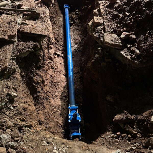 Fraternidad enfrenta demora en la restauración del suministro de agua debido a reparaciones en dos diminutas fugas