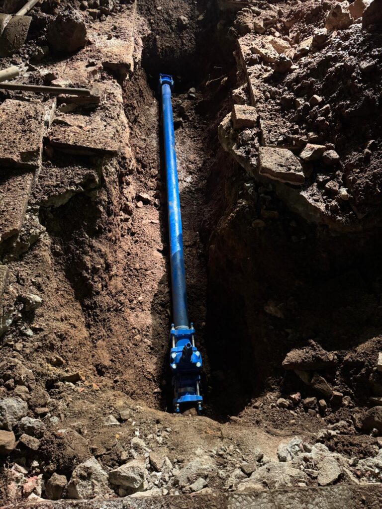 Fraternidad enfrenta demora en la restauración del suministro de agua debido a reparaciones en dos diminutas fugas