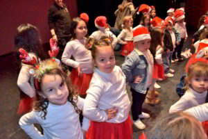 Jóvenes Estudiantes Elevan Sus Voces en Festiva Exhibición de Villancicos Navideños