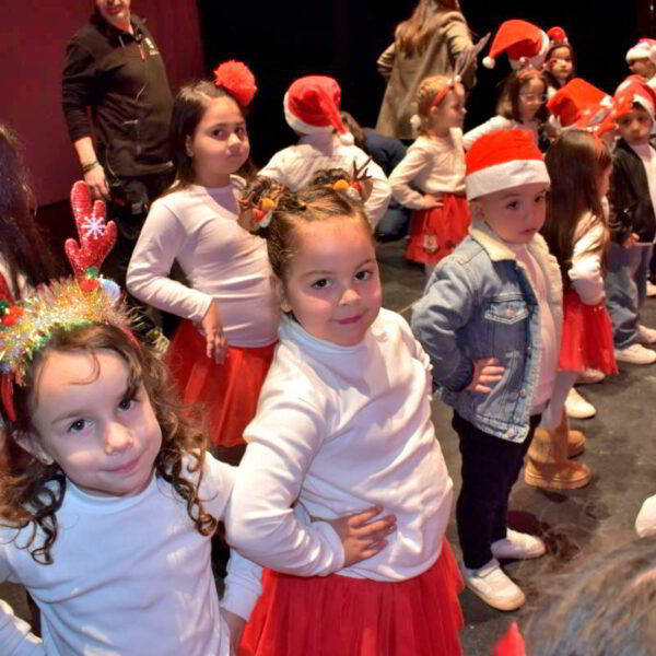 Jóvenes Estudiantes Elevan Sus Voces en Festiva Exhibición de Villancicos Navideños