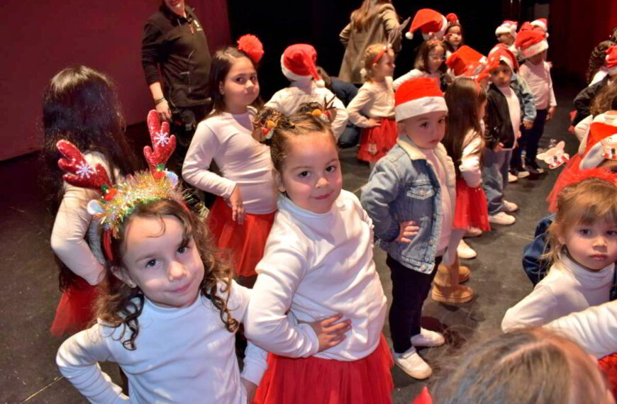 Jóvenes Estudiantes Elevan Sus Voces en Festiva Exhibición de Villancicos Navideños
