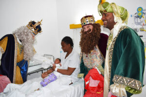 Los Reyes Magos Visitan el Hospital Santa Bárbara para Dar una Cálida Bienvenida a los Recién Nacidos Benjamín, Aitana y Manuel