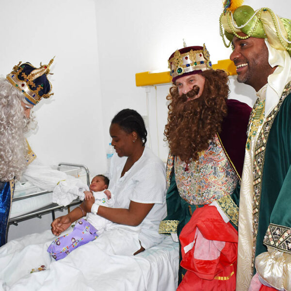 Los Reyes Magos Visitan el Hospital Santa Bárbara para Dar una Cálida Bienvenida a los Recién Nacidos Benjamín, Aitana y Manuel