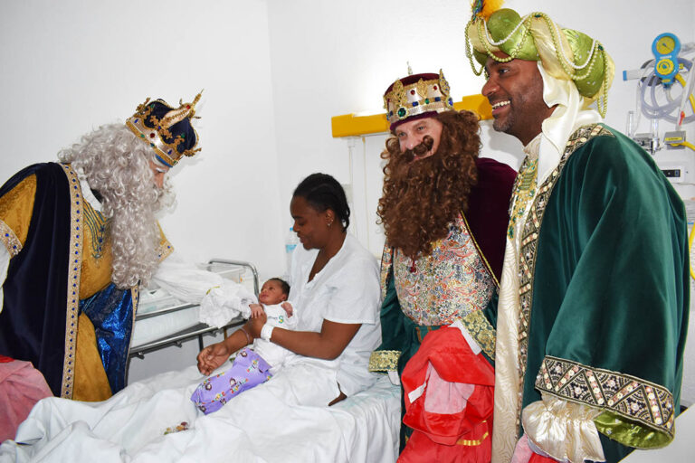 Benjamín, Aitana y Manuel reciben una mágica bienvenida de los Reyes Magos en el Hospital de Santa Bárbara