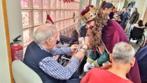 Emotivo encuentro en la Fundación Fuente Agria: Residentes y empleados celebran con alegría la visita de los Reyes Magos