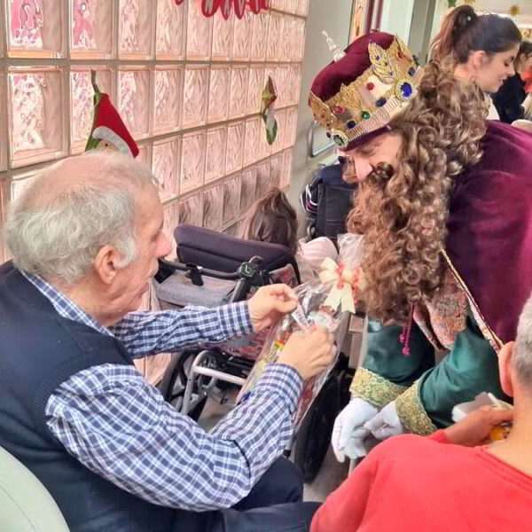 Emotivo encuentro en la Fundación Fuente Agria: Residentes y empleados celebran con alegría la visita de los Reyes Magos